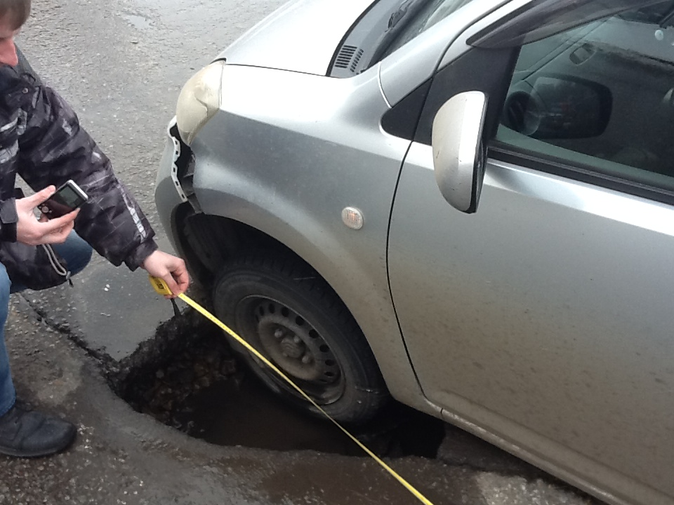 Асфальт проваливается под автомобилями в Хабаровске