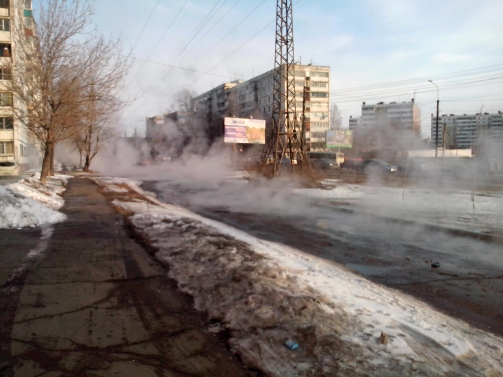 Порыв трубопровода с горячей водой привел к затруднениям на дорогах Хабаровска