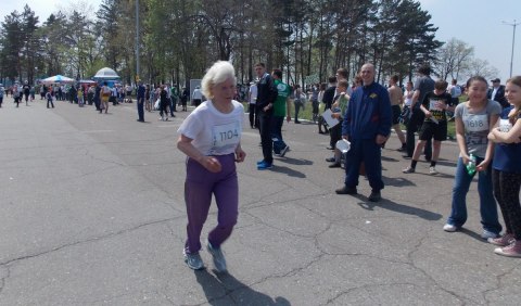 Участница забега, Фото с места события из других источников