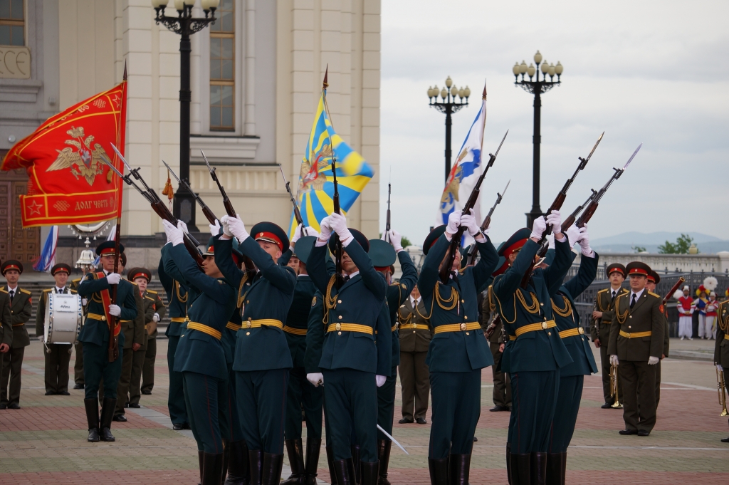Парадный выстерел, Фото с места события собственное