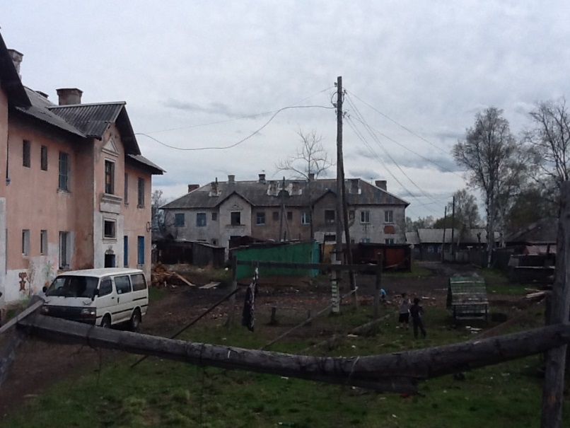 Двор дома также не благоустроен , Фото с места события собственное