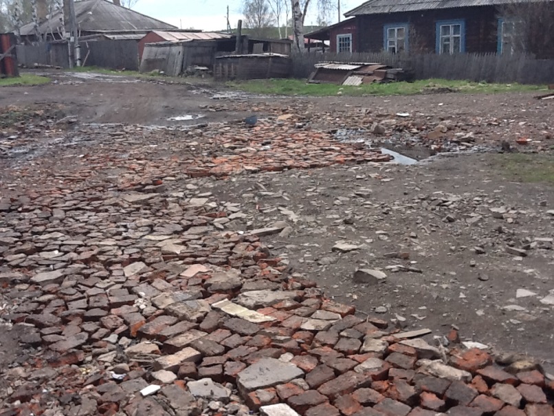 Благоустраивают территорию вокруг дома жильцы самостоятельно, Фото с места события собственное