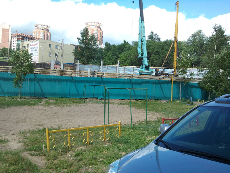 Неизвестное строение появилось на месте детской площадки по ул. Блюхера в Хабаровске, Фото с места события собственное