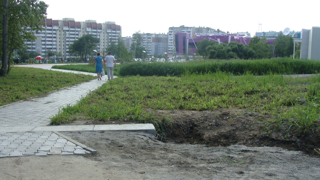 Начало мощеного тротуата, Фото с места события собственное