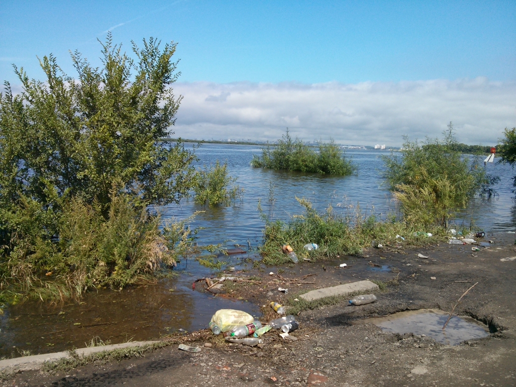 Вода дошла до дороги, ведущей на промышленную базу, Фото с места события собственное