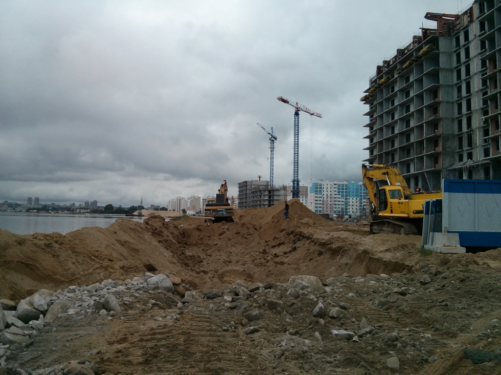 Укрепление берега возле новостроек микрорайона "Строитель", Фото с места события собственное