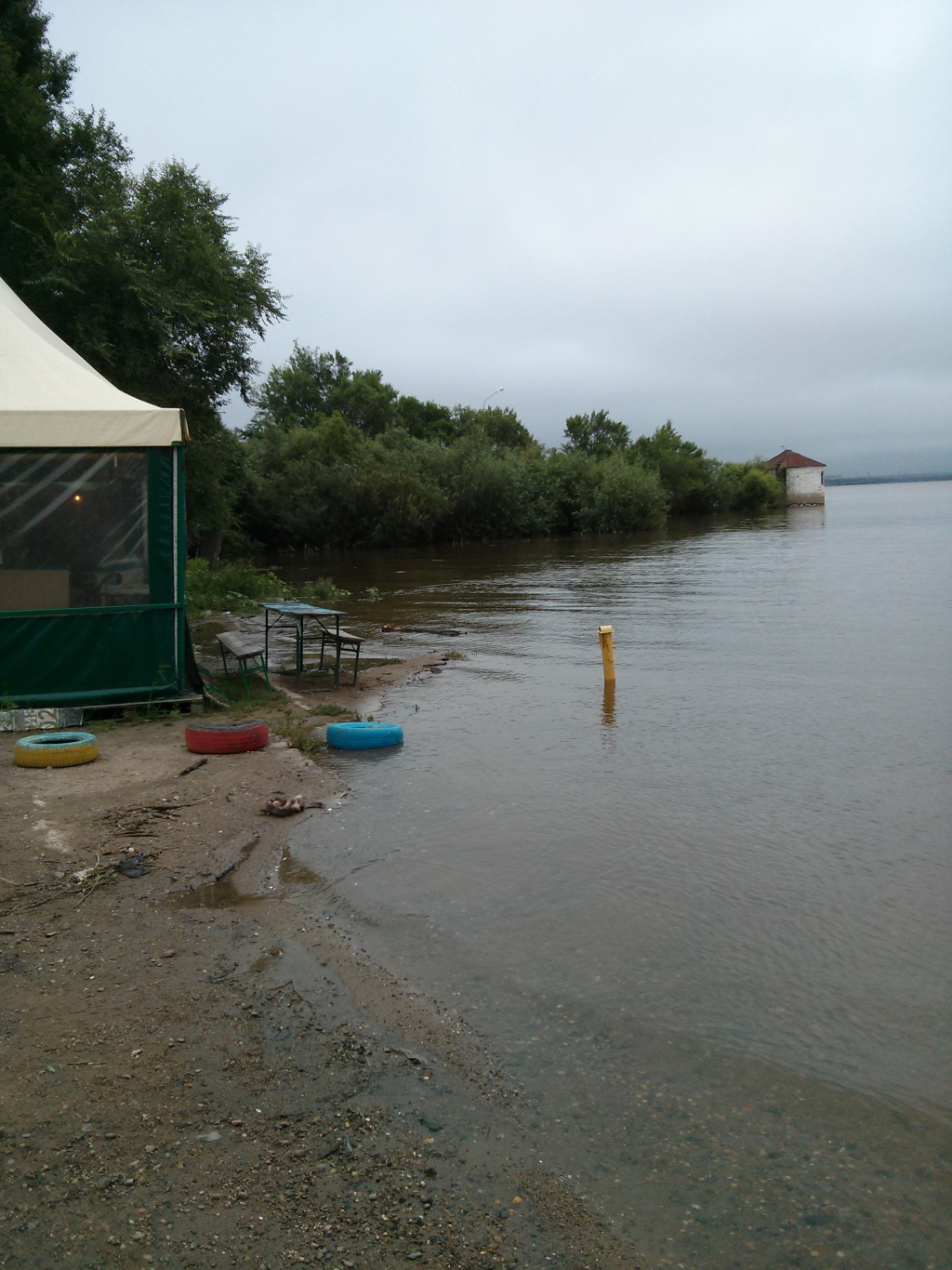 Вода подошла вплотную к кафе - 9 августа 2013 года, Фото с места события собственное