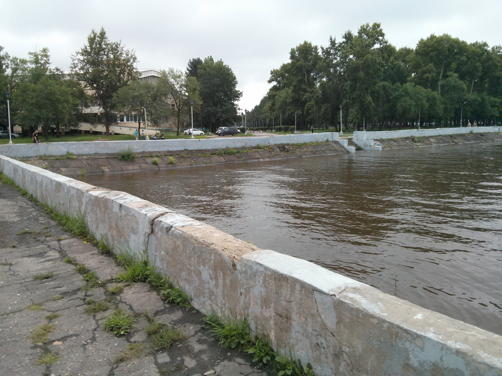 Воды в затоне яхт-клуба становится все больше, Фото с места события собственное