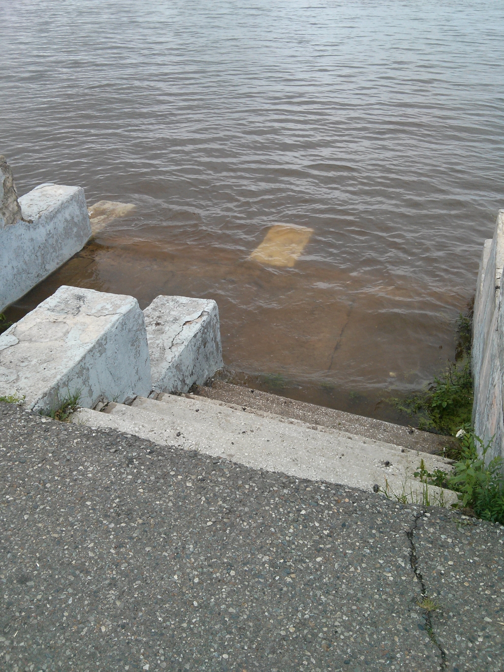 Вода затапливает лестницы на набережной, Фото с места события собственное
