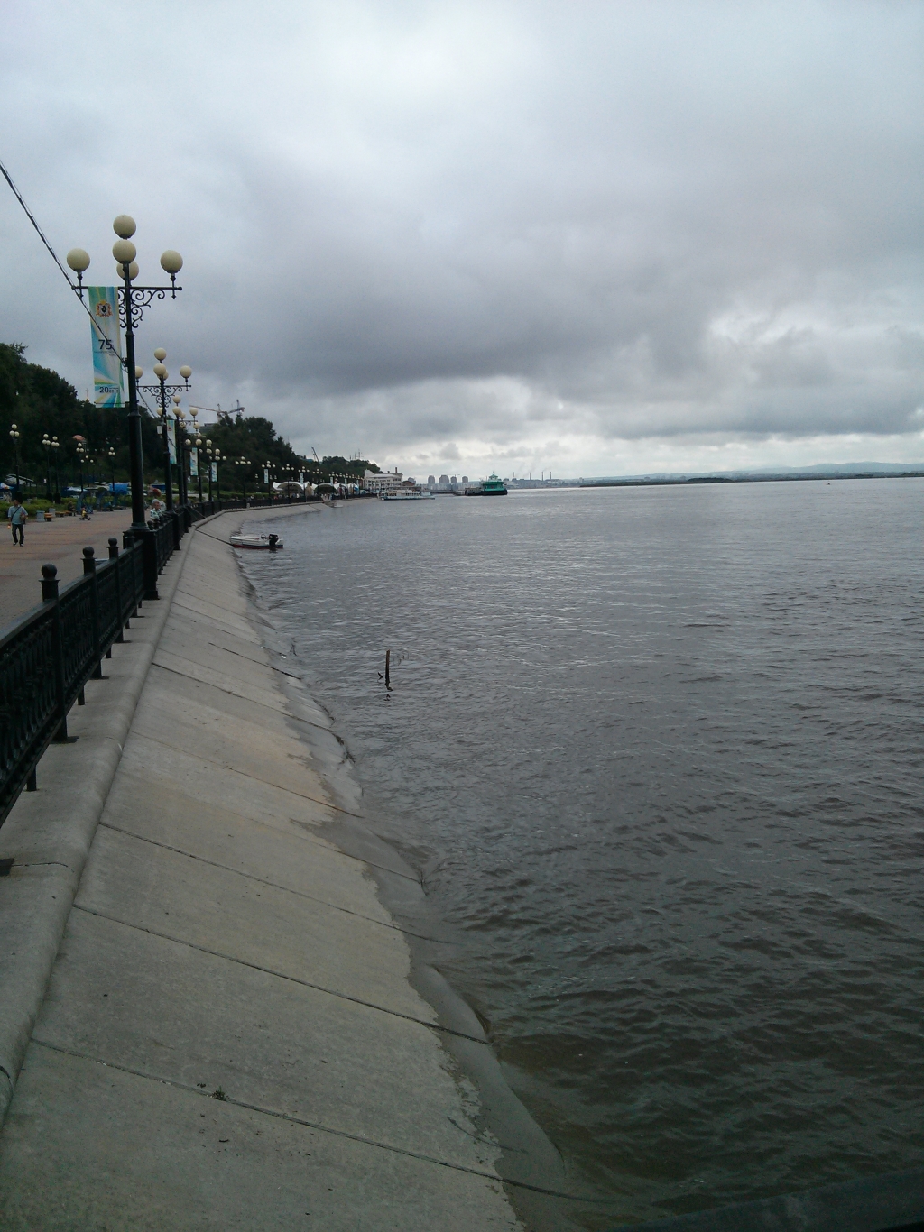 Ушедший под воду центральный пляж, Фото с места события собственное