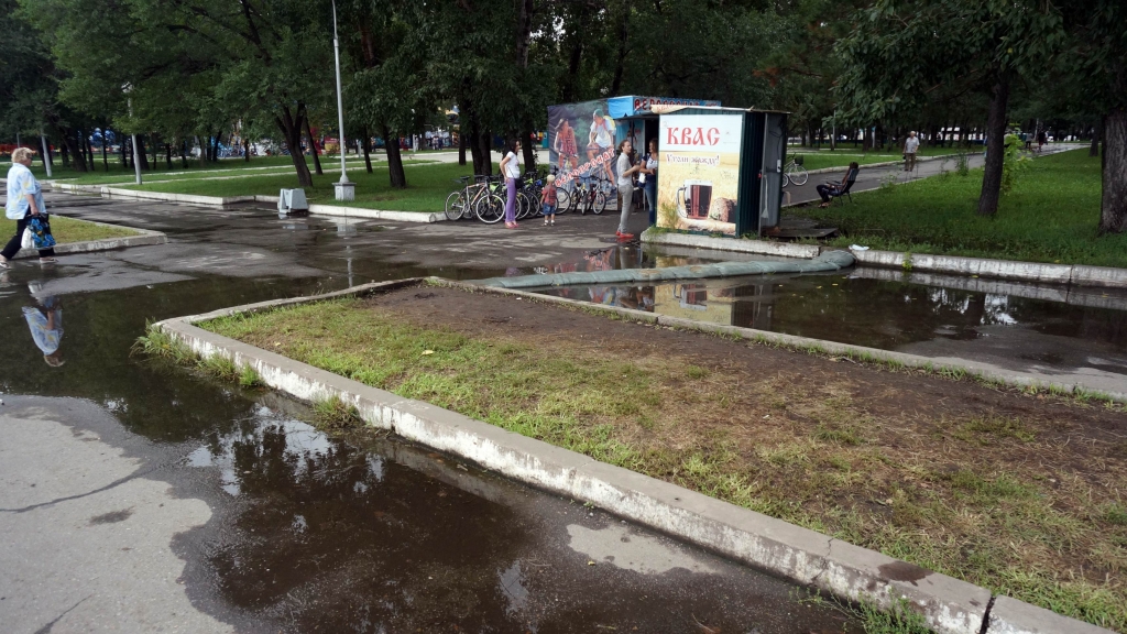 Потоки канализационной воды устремились на центральную набережную Хабаровска, Фото с места события собственное