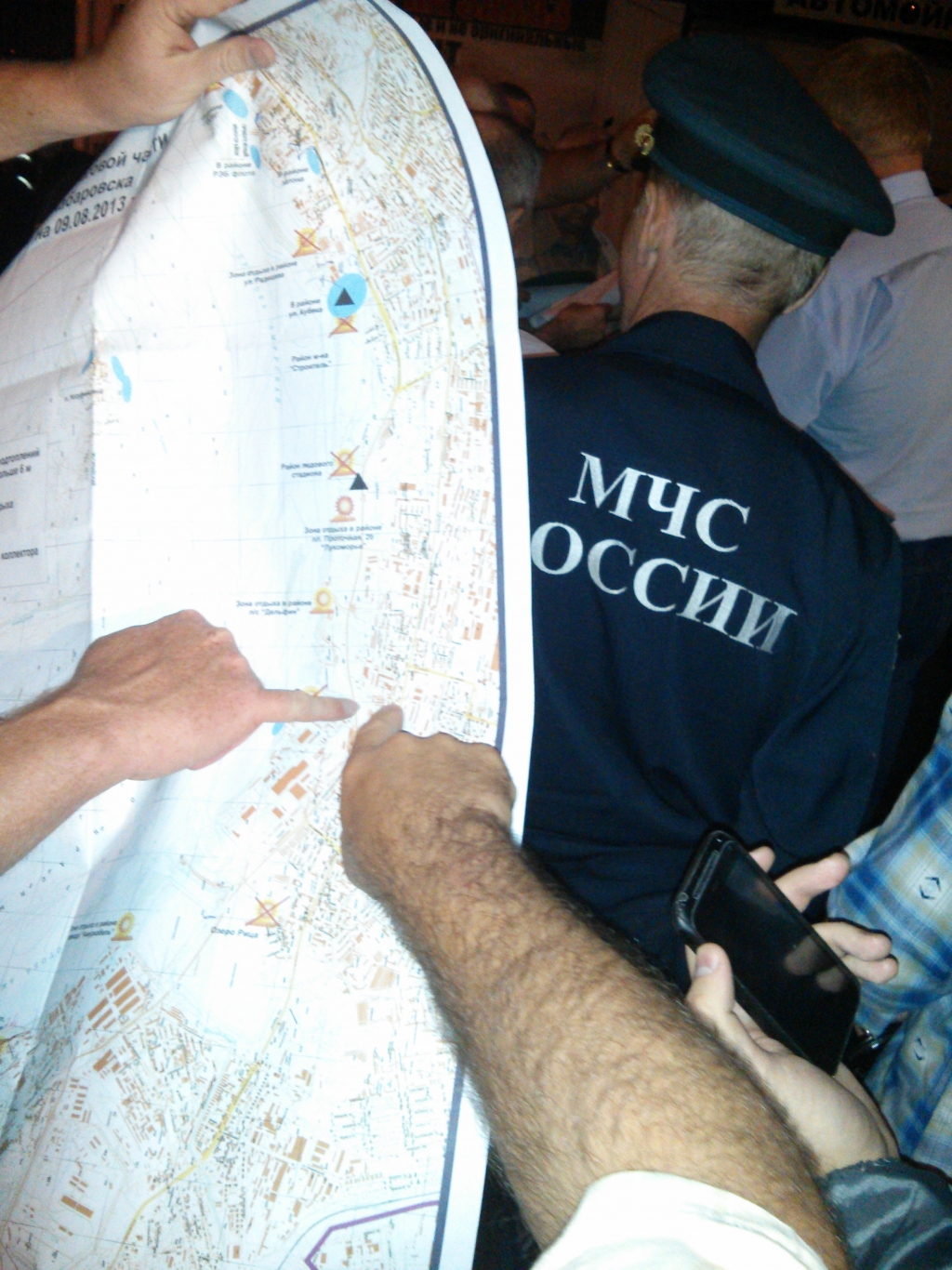 Мэру Хабаровска показывают на карте города места, наиболее подверженные угрозе подтопления, Фото с места события собственное