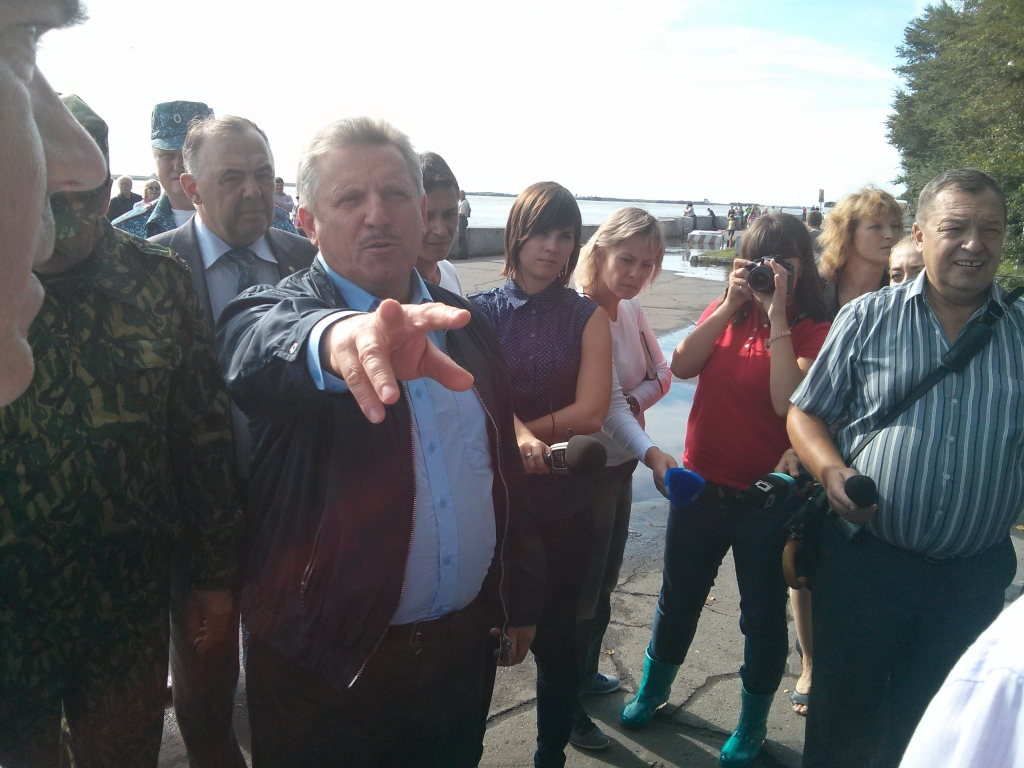 Вячеслав Шпорт раздает воинские звания на фоне небывалого разгула стихии в Хабаровске, Фото с места события собственное