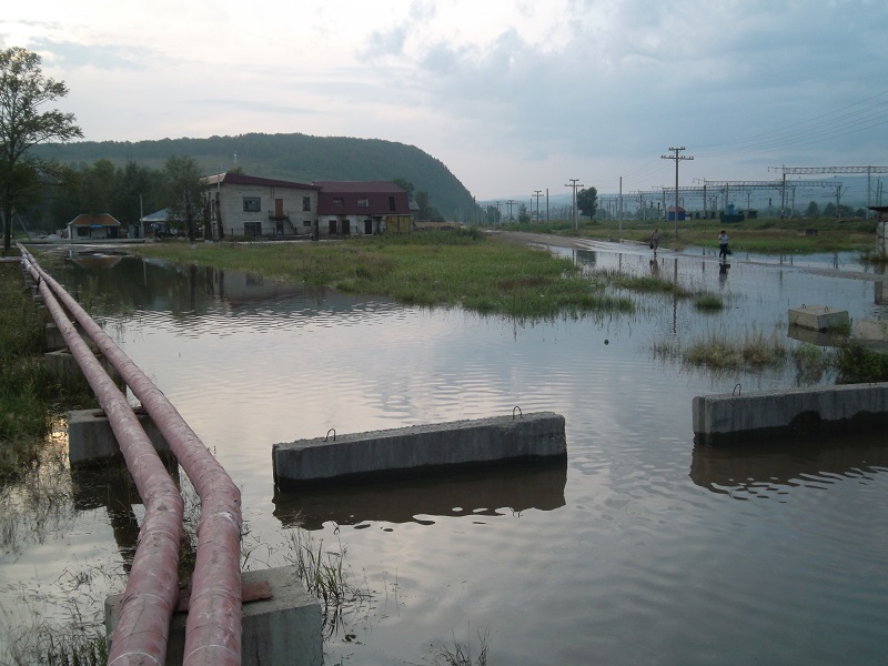 Вода затопила улицы поселка, Фото с места события из других источников