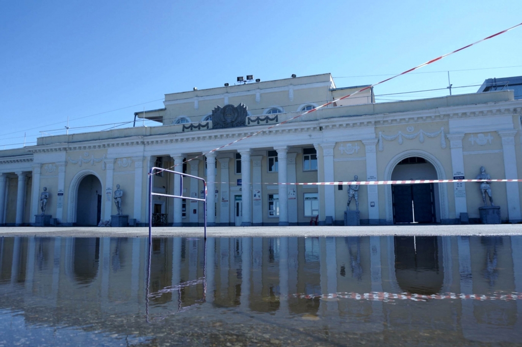 Наводнение превратило хабаровский стадион имени Ленина в бассейн, Фото с места события собственное