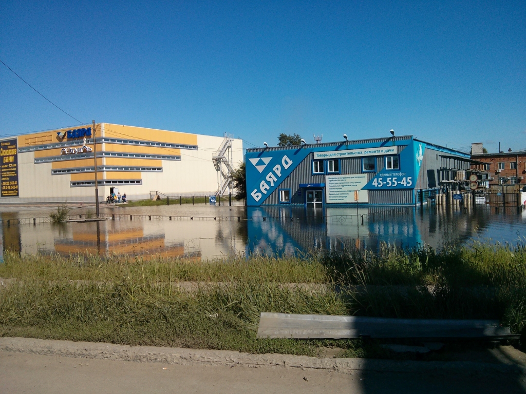 Южный округ Хабаровска продолжает оставаться под водой, Фото с места события собственное