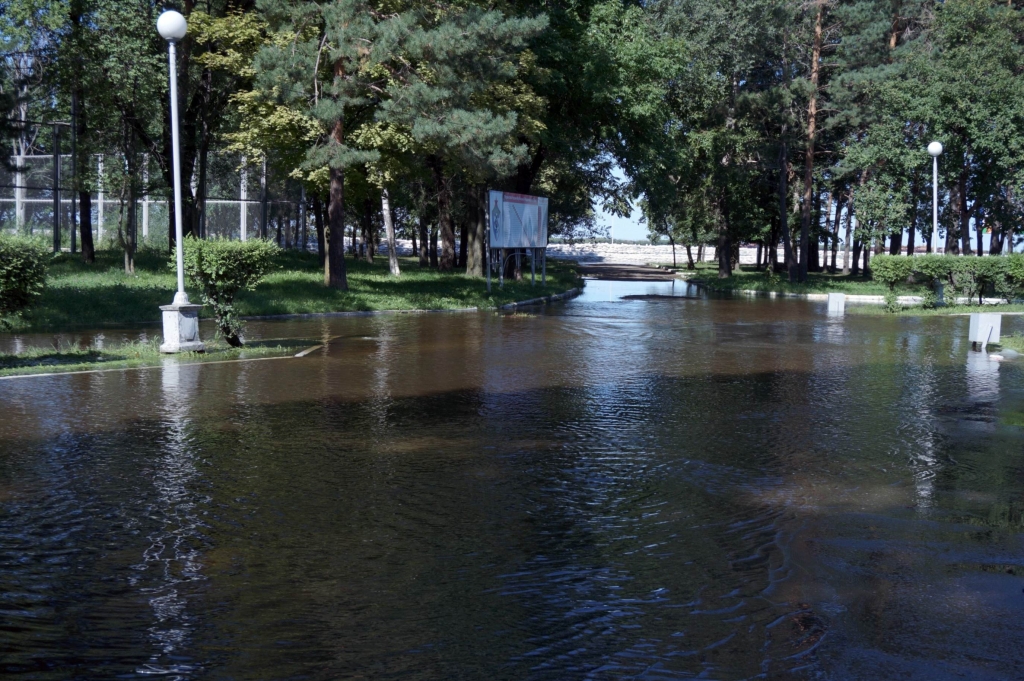 Площадка близ стадиона полностью в воде, Фото с места события собственное