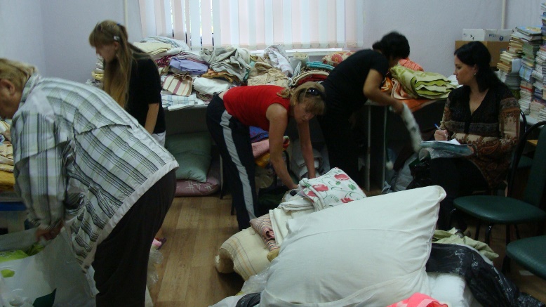Все принесенные вещи перебираются, Фото с места события собственное