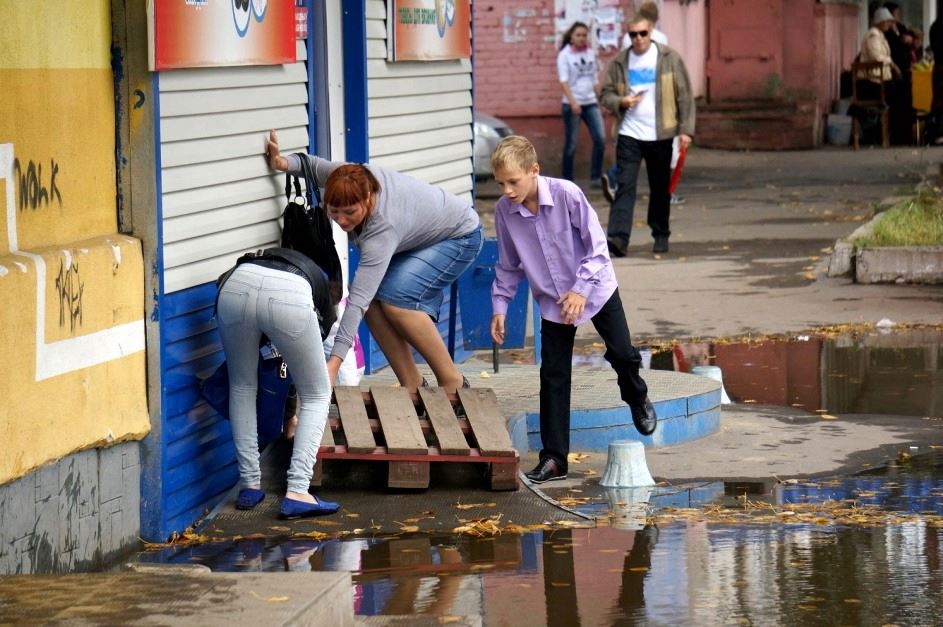 Воду в Комсомольске-на-Амуре ждут на берегу, а она атакует из под земли, Фото с места события собственное