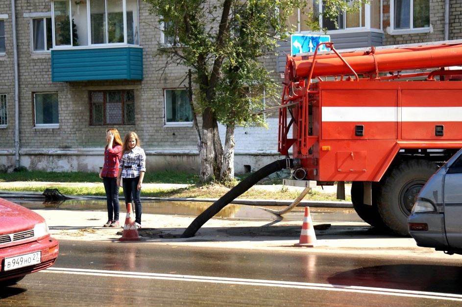 Воду в Комсомольске-на-Амуре ждут на берегу, а она атакует из под земли, Фото с места события собственное
