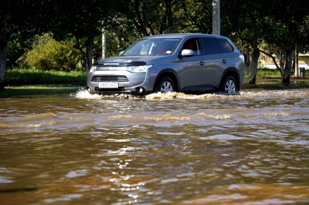 Воду в Комсомольске-на-Амуре ждут на берегу, а она атакует из под земли, Фото с места события собственное