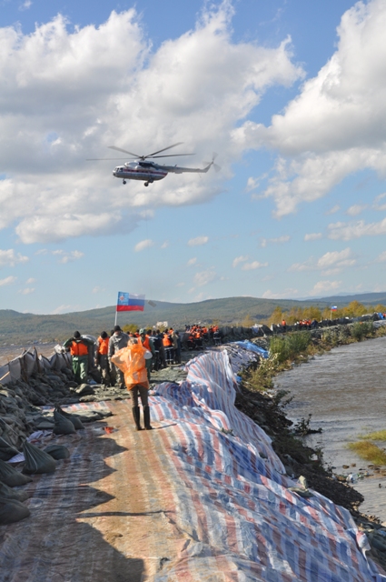 Люди держат дамбу своими телами, Фото с места события из других источников