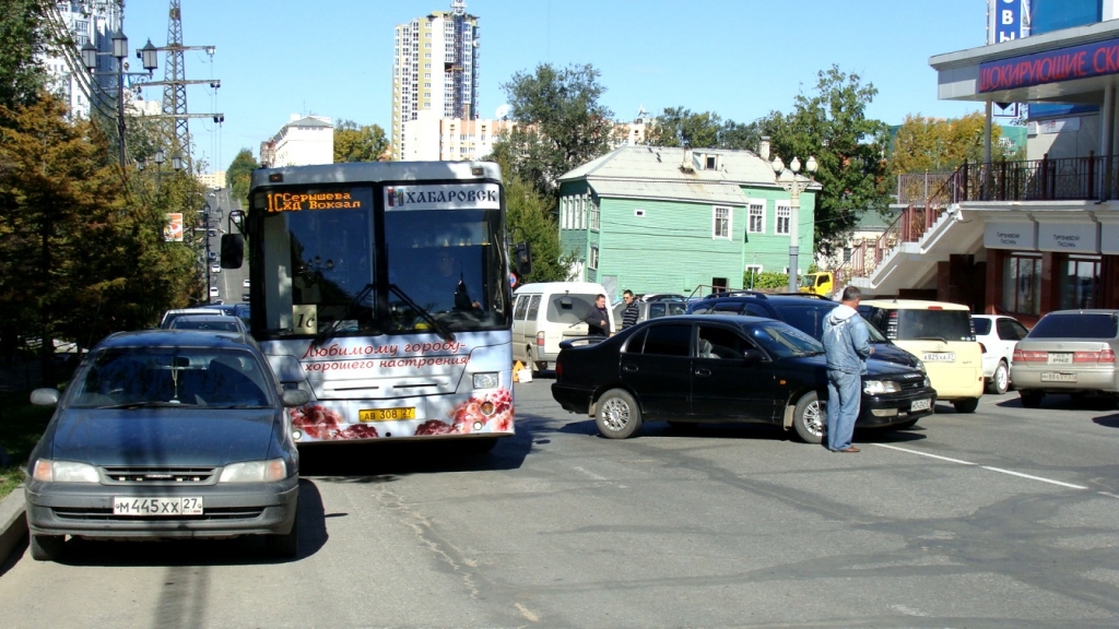 Две иномарки не поделили дорогу в центре Хабаровска, Фото с места события собственное
