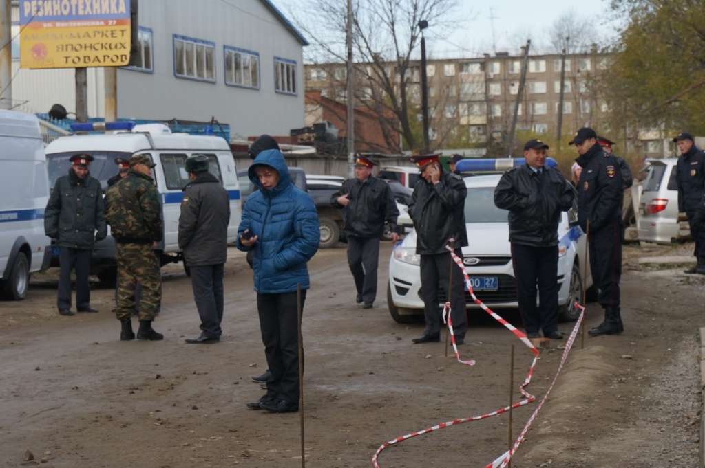 Сотрудники полиции обеспечивали безопасность праздника, Фото с места события собственное
