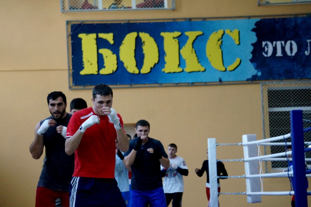 Чемпион Андрей Замковой выступает в роли направляющего во время тренировки, Фото с места события собственное