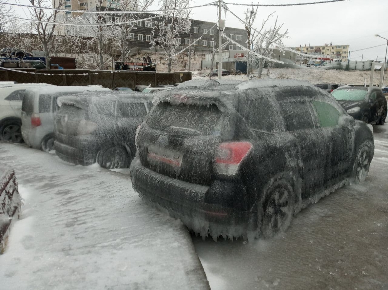 Автомобилистами объяснили, как правильно убрать лед с автомобиля Петр Максимов
