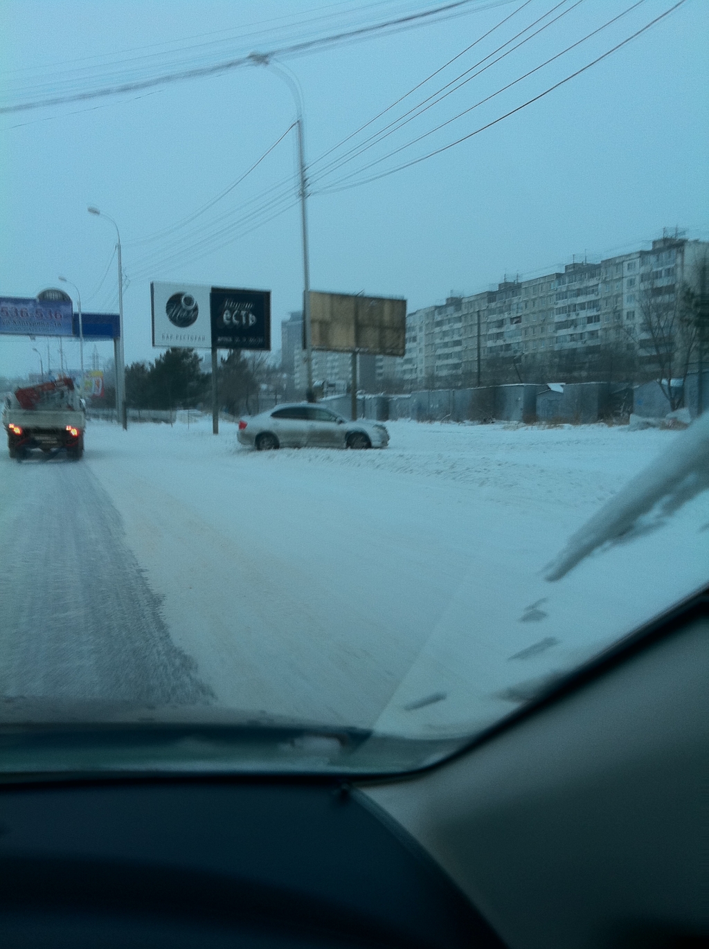 Одну из машин занесло на обочину в столб, Фото с места события собственное
