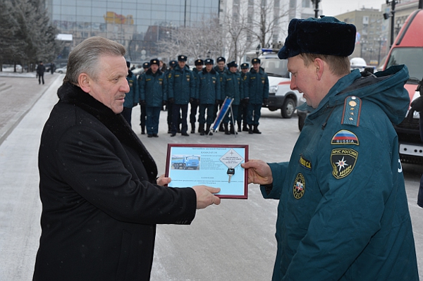 Вячеслав Шпорт вручил ключи от новых пожарно-спасательных автомобилей, катеров, передвижно, Фото с места события из других источников