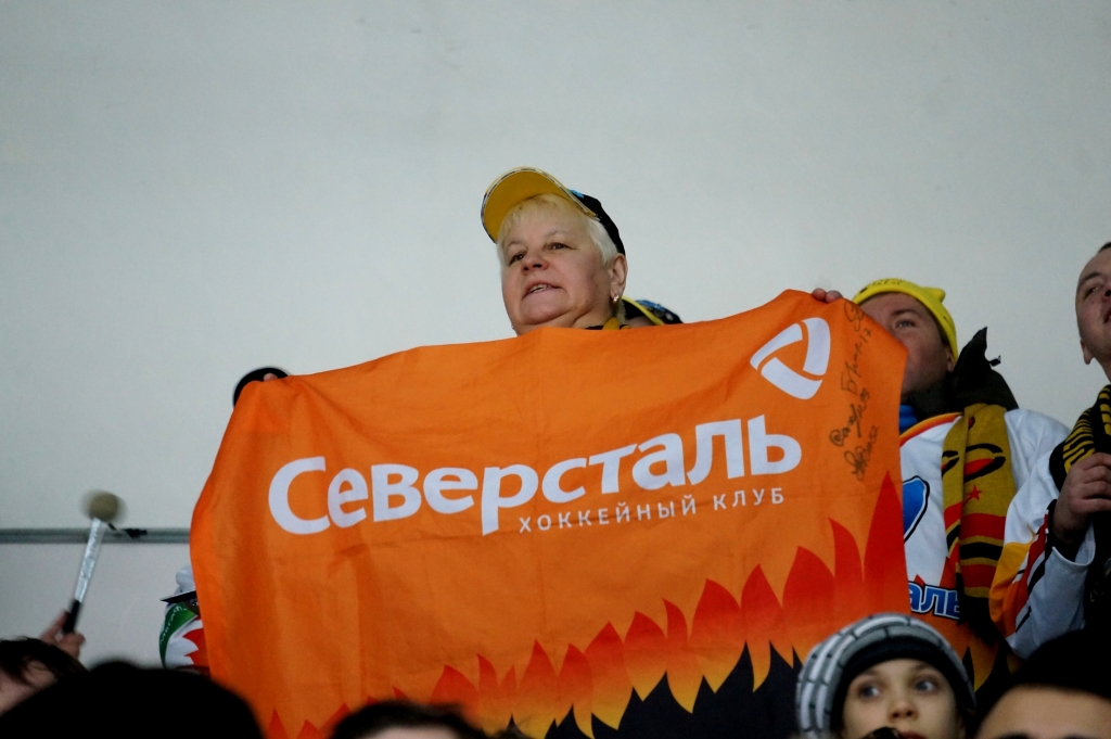 Болельщица "Северстали", уже много лет поддерживающая любимую команду, Фото с места события собственное