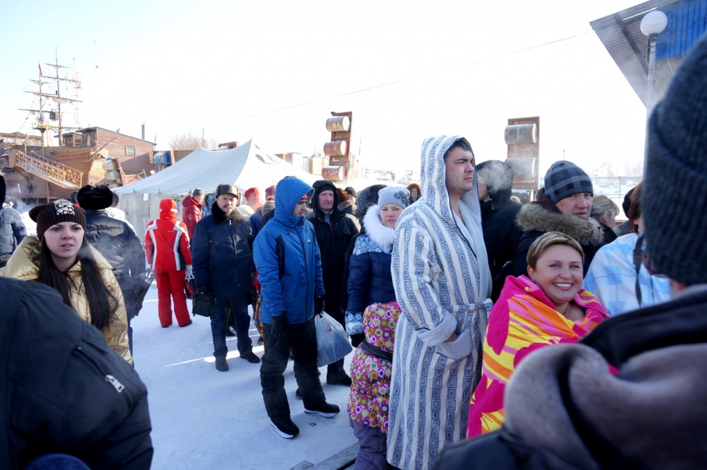Очередь к проруби начинается от палатки, Фото с места события собственное