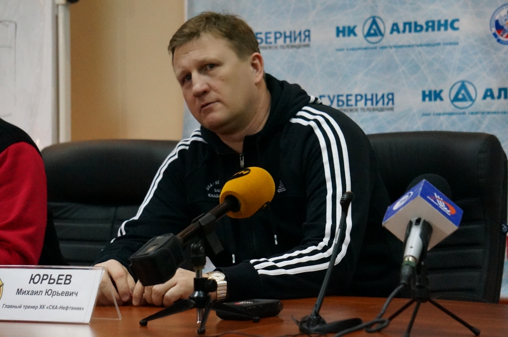 Главный тренер ХК "СКА-Нефтяник" Михаил Юрьев, Фото с места события собственное