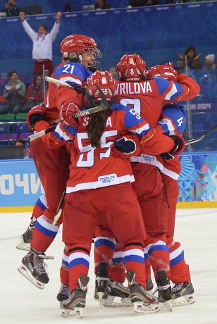 Женская сборная России по хоккею досрочно вышла в четвертьфинал Олимпийского турнира, Фото с места события из других источников