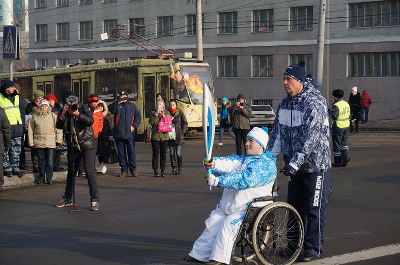 Эстафета перешла к следующему факелоносцу, Фото с места события собственное