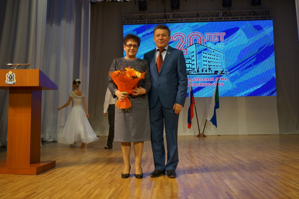 Вручение подарков особо отличившимся работникам, Фото с места события собственное