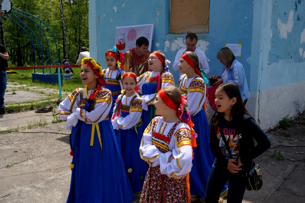 Программа фестиваля сопровождалась выступлением русских народных музыкальных ансамблей, Фото с места события собственное