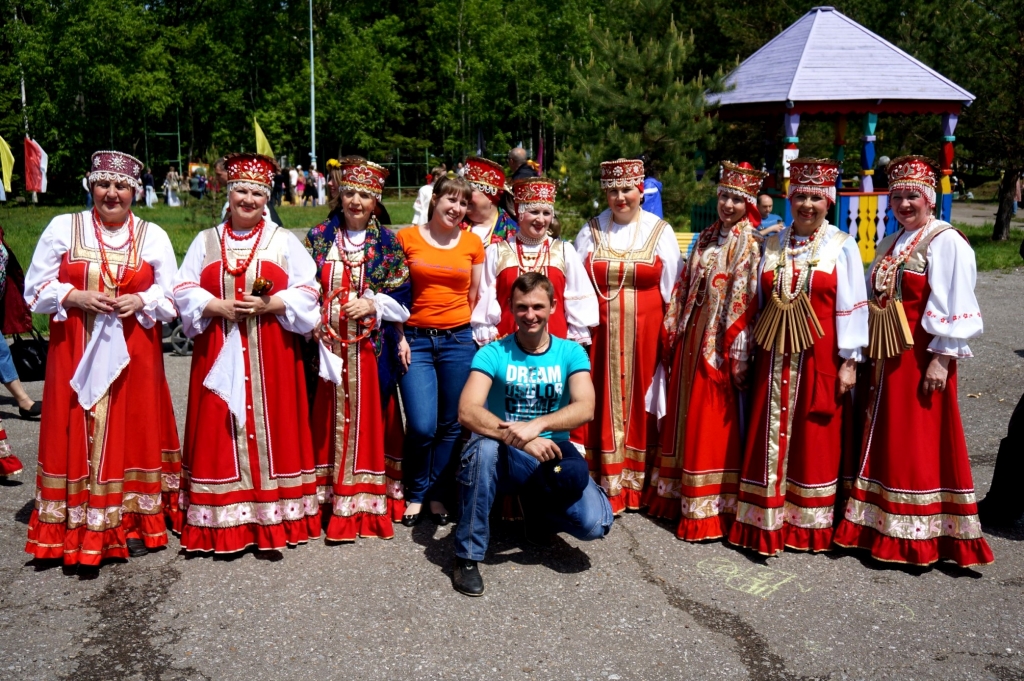 Программа фестиваля сопровождалась выступлением русских народных музыкальных песенных хоро, Фото с места события собственное