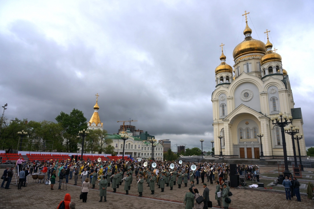 The Final Countdown и другие хиты исполняет военный оркестр на площади Славы в Хабаровске, Фото с места события собственное