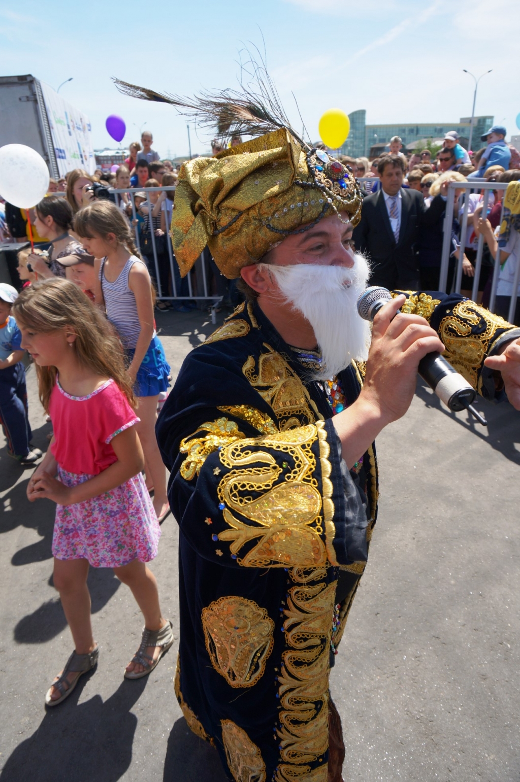 Волшебник радостно прощается с детьми, Фото с места события собственное