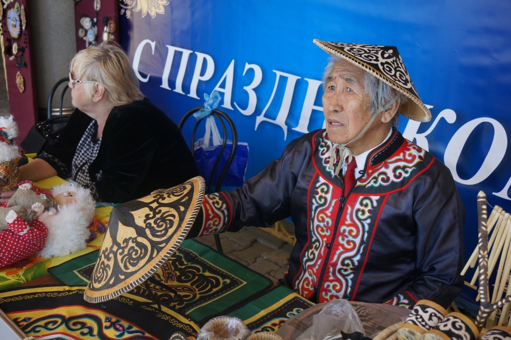 Нанайцы демонстрируют свои поделки, Фото с места события собственное