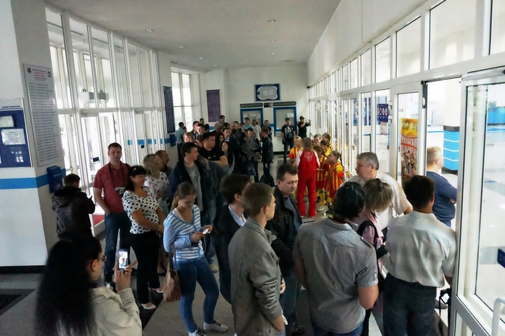 Очередь к трофею растянулась за пределы здания, однако все желающие успели увидеть кубок, Фото с места события собственное