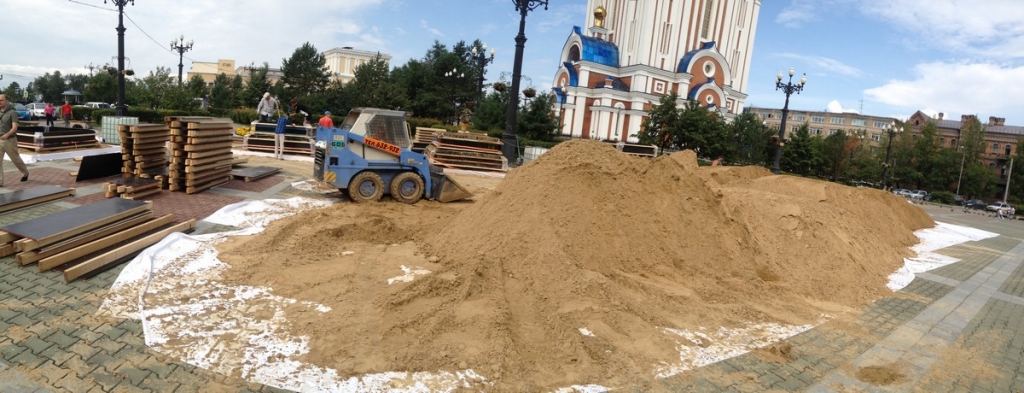 Гигантские песочницы установили на Комсомольской площади в Хабаровске, Фото с места события собственное