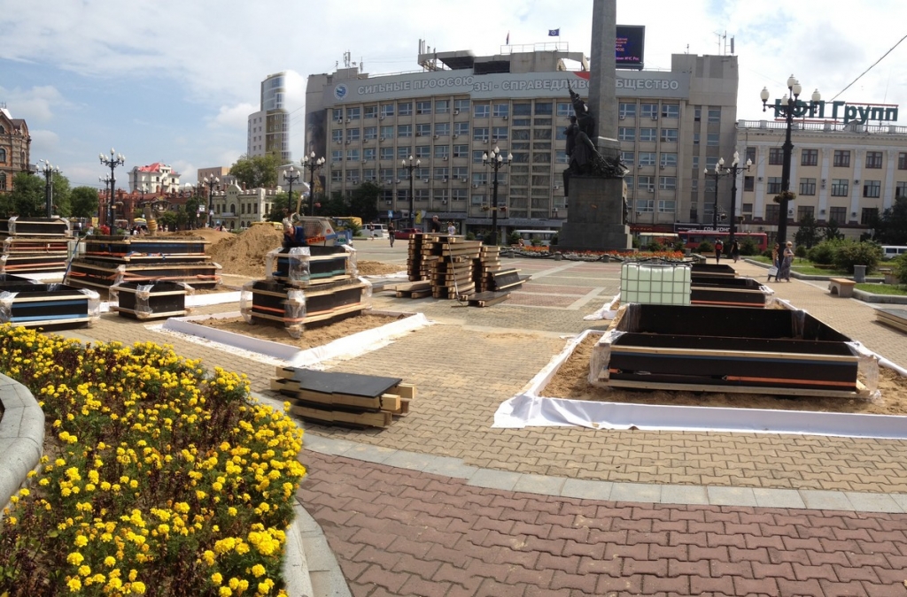 Гигантские песочницы установили на Комсомольской площади в Хабаровске, Фото с места события собственное