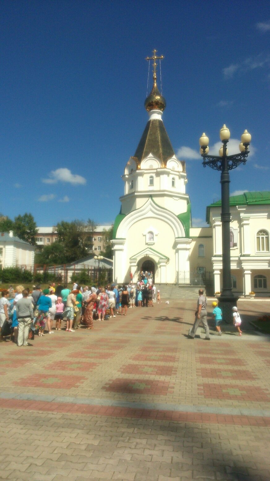 Очередь у храма, Фото с места события собственное