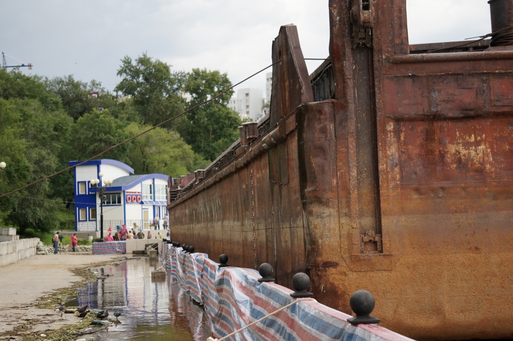 22 августа в целях защиты амурского утеса от большой воды к нему пригнали две баржи, Фото с места события собственное