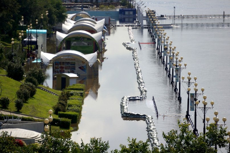 Вид на центральную набережную во время наводнения на Амуре, Фото с места события собственное