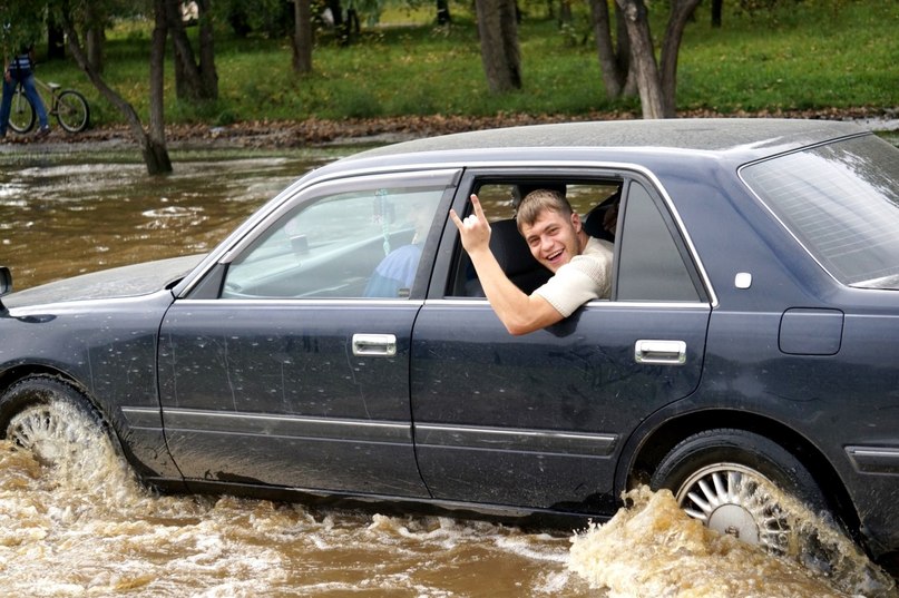Центральные улицы города Юности оказались под слоем воды, но некоторых горожан это не расстраивало, Фото с места события собственное